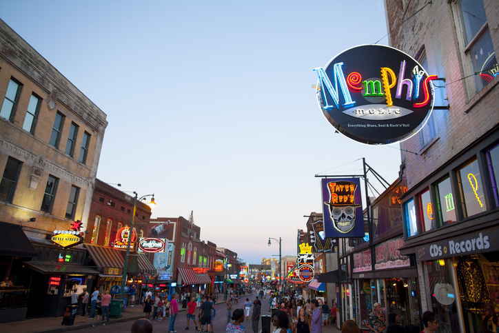 Beale Street in Memphis, Tennessee — Neon-Schilder und Blues-Clubs