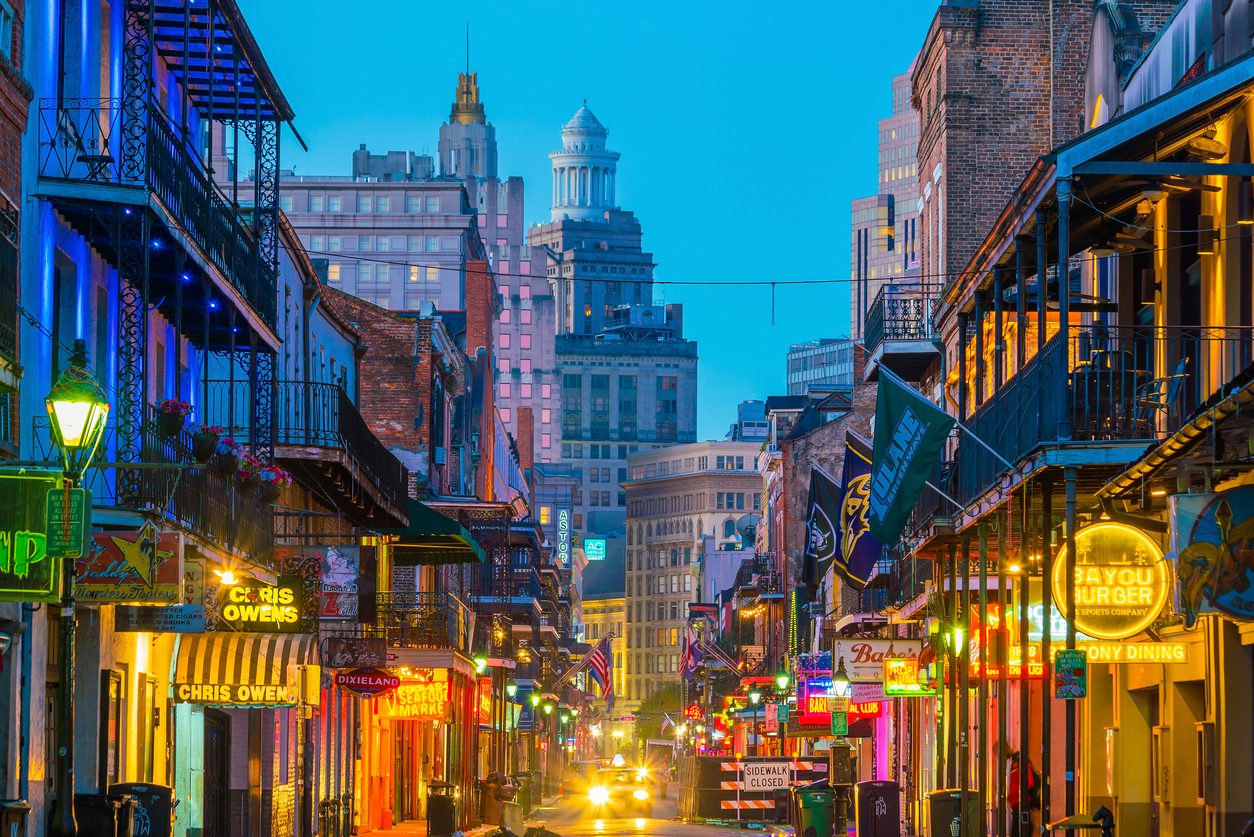 Bourbon Street im French Quarter von New Orleans bei Dämmerung